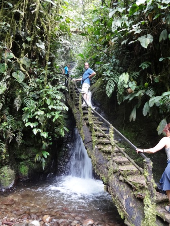 Steps to the Cascada Reina